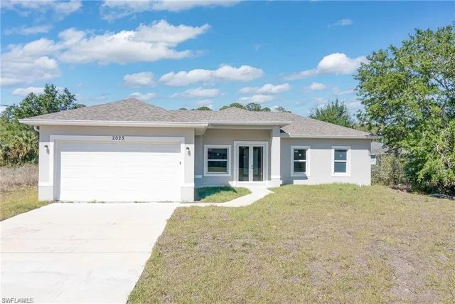 $2,400 | 2023 Robert Avenue, Alva, FL 33920