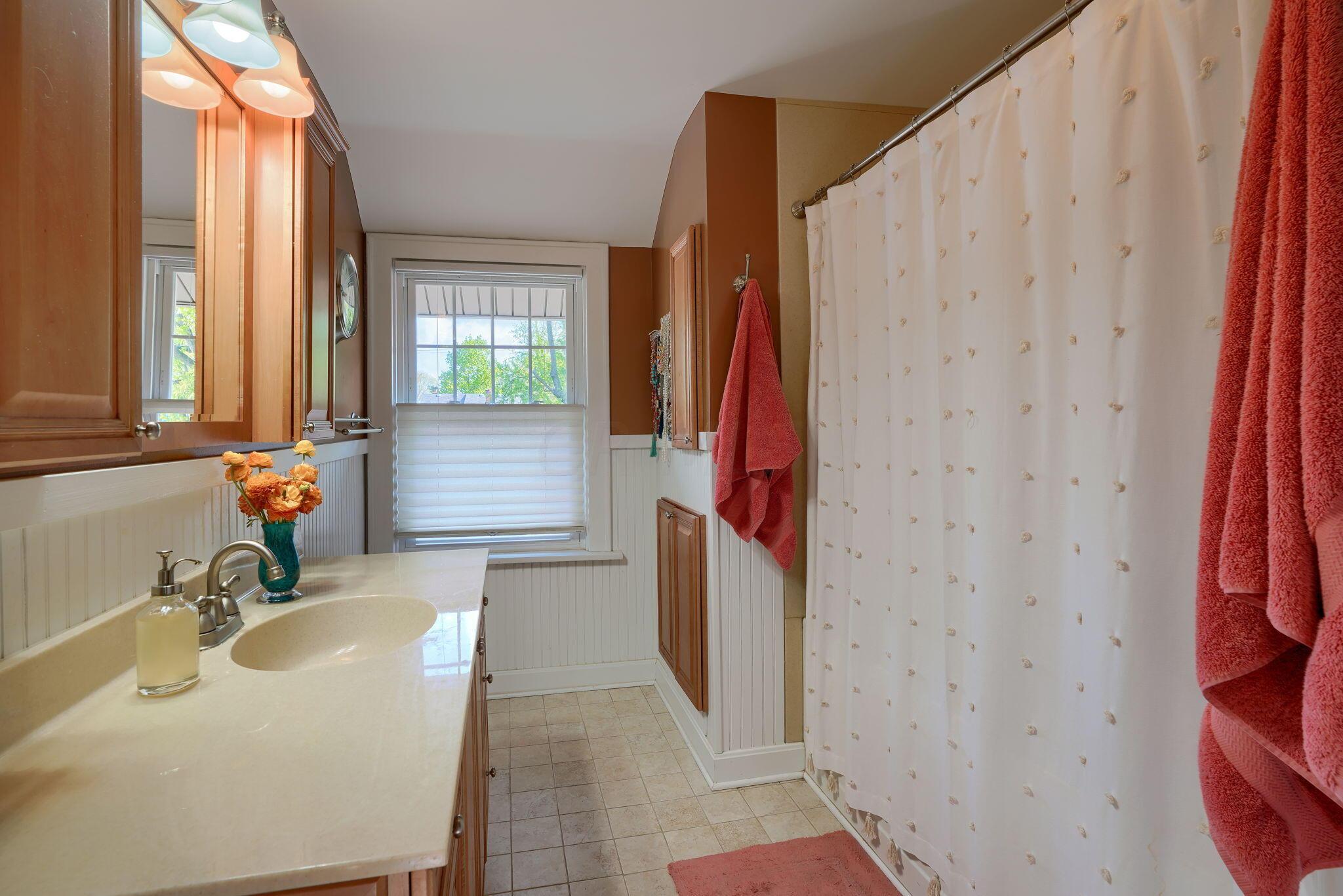 192 Acton Road Columbus, OH 43214 - Photo 44 of 60 Spacious bathroom on second floor
