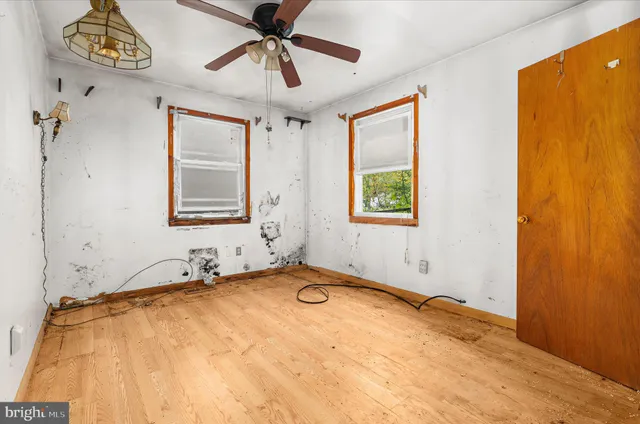 a view of a livingroom with a hardwood and a ceiling fan