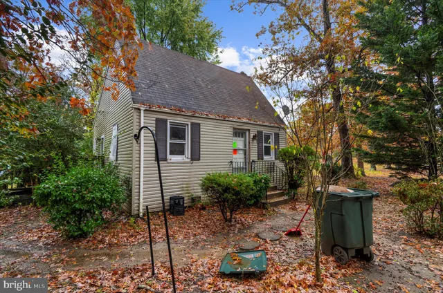 a view of a house with backyard and garden