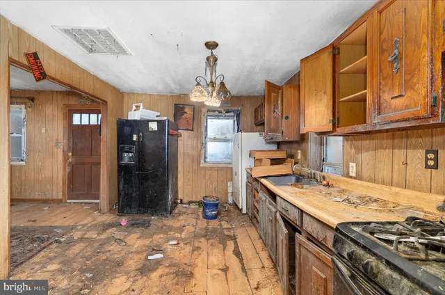a kitchen that has a stove and a refrigerator