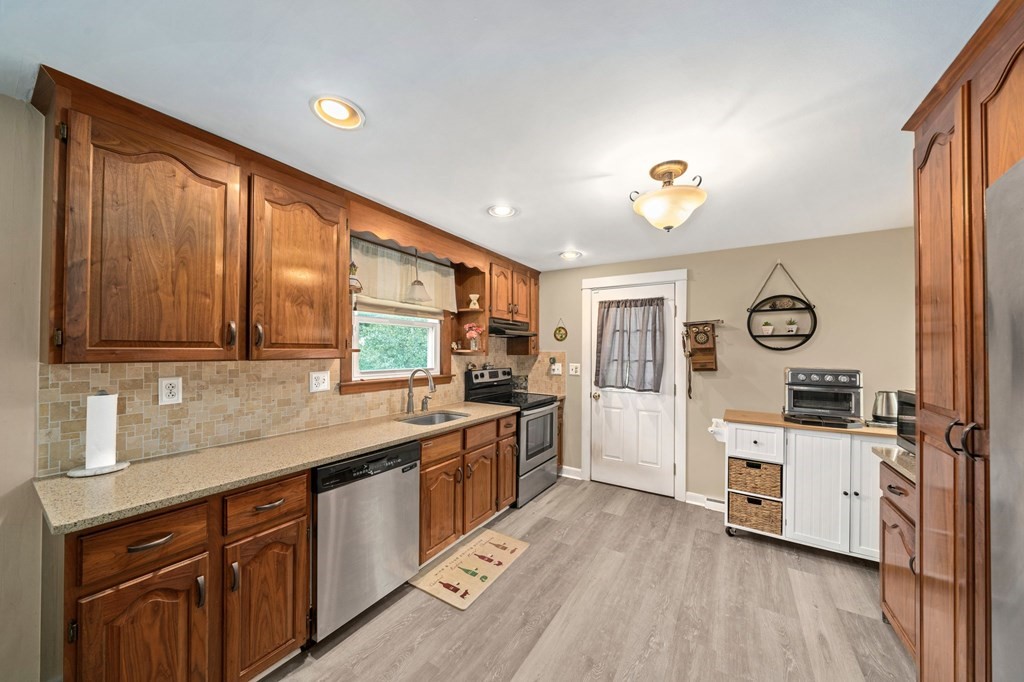 25 Clark Road Weymouth, MA 02190 - Photo 3 of 22 Gallery Image 3