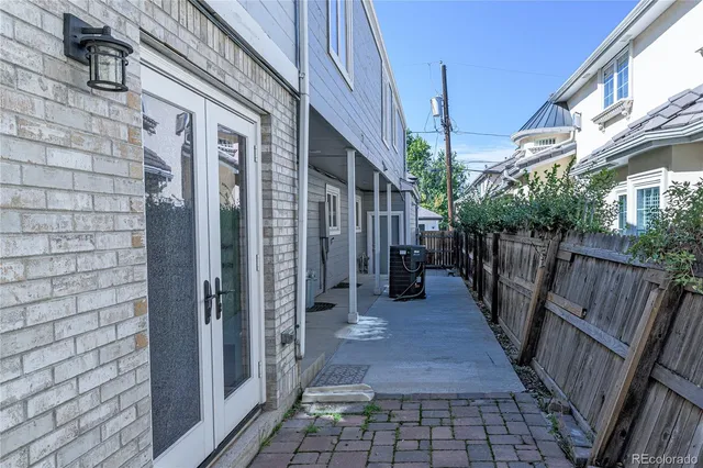 a view of a pathway both side of building