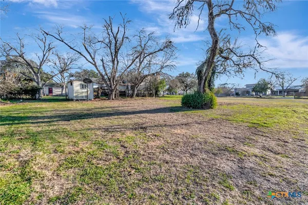 a view of a yard with a house