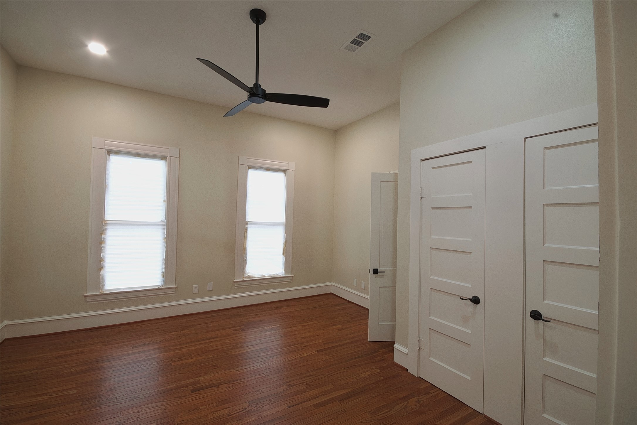 505 Winnie Street Houston, TX 77009 - Photo 17 of 29 Large bedrooms with high ceilings