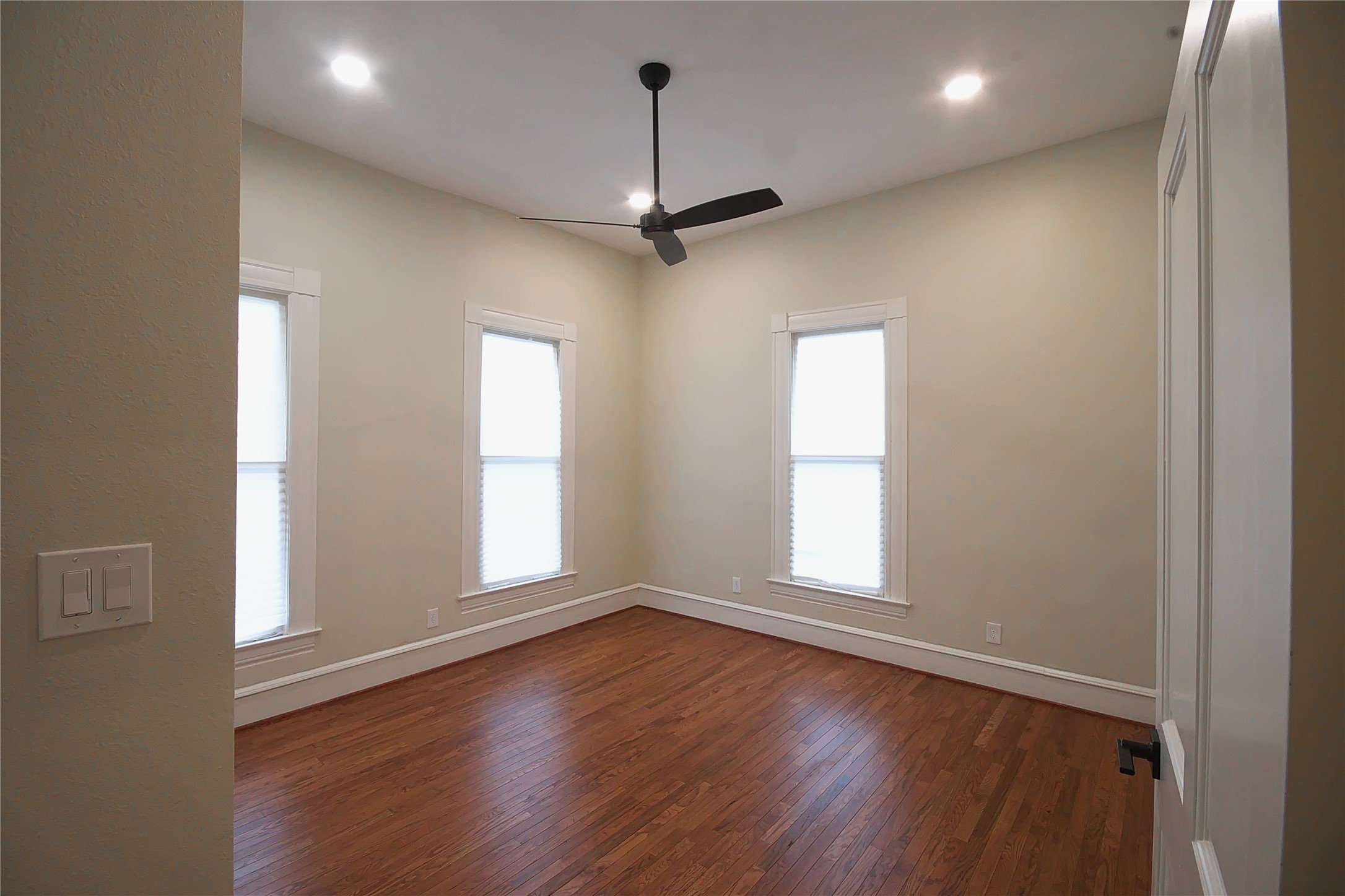 505 Winnie Street Houston, TX 77009 - Photo 19 of 29 Bedroom with plenty of light.
