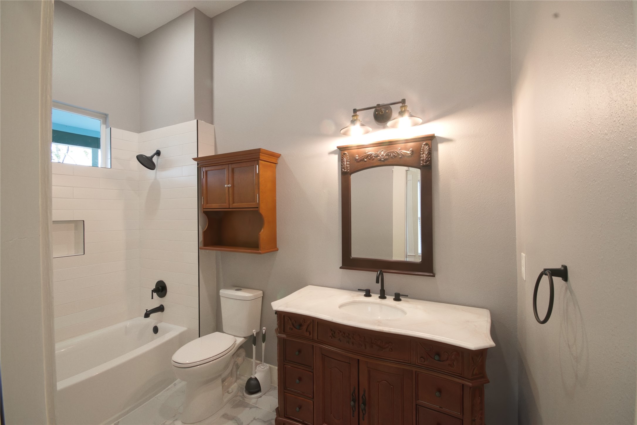 505 Winnie Street Houston, TX 77009 - Photo 20 of 29 The primary bathroom