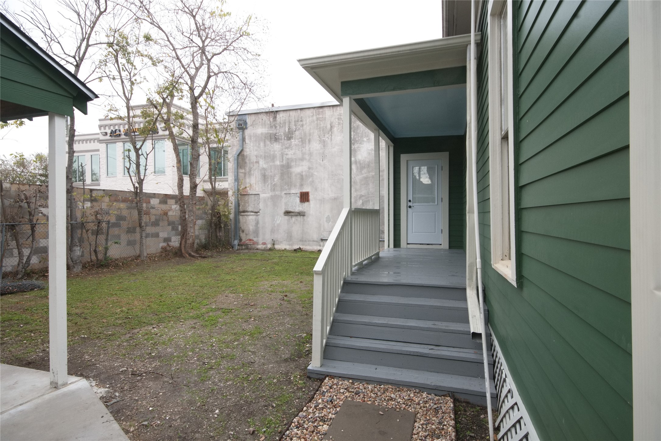 505 Winnie Street Houston, TX 77009 - Photo 25 of 29 A back porch