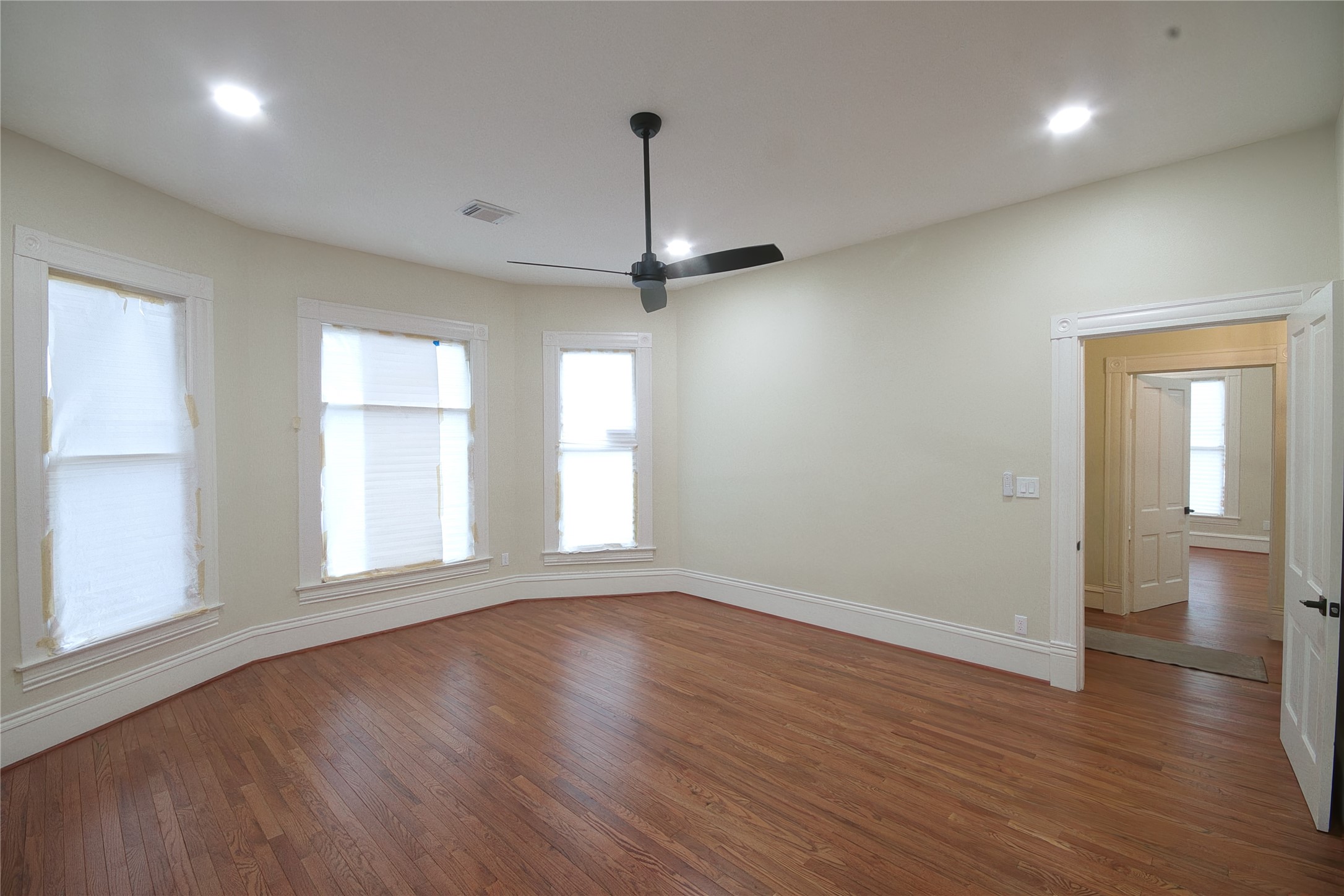 505 Winnie Street Houston, TX 77009 - Photo 8 of 29 Living room with Victorian Style Turret design
