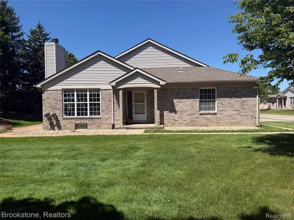$289,900 | 41021 Glenleven Court, Clinton Township, MI 48038