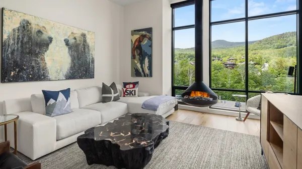 $2,560,000 | 69 Hourglass Drive, Unit 409, Stowe, VT 05672