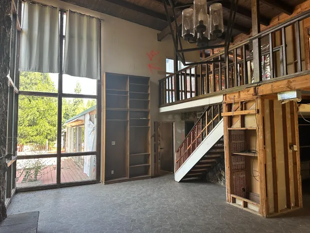 a view of entryway with a small yard