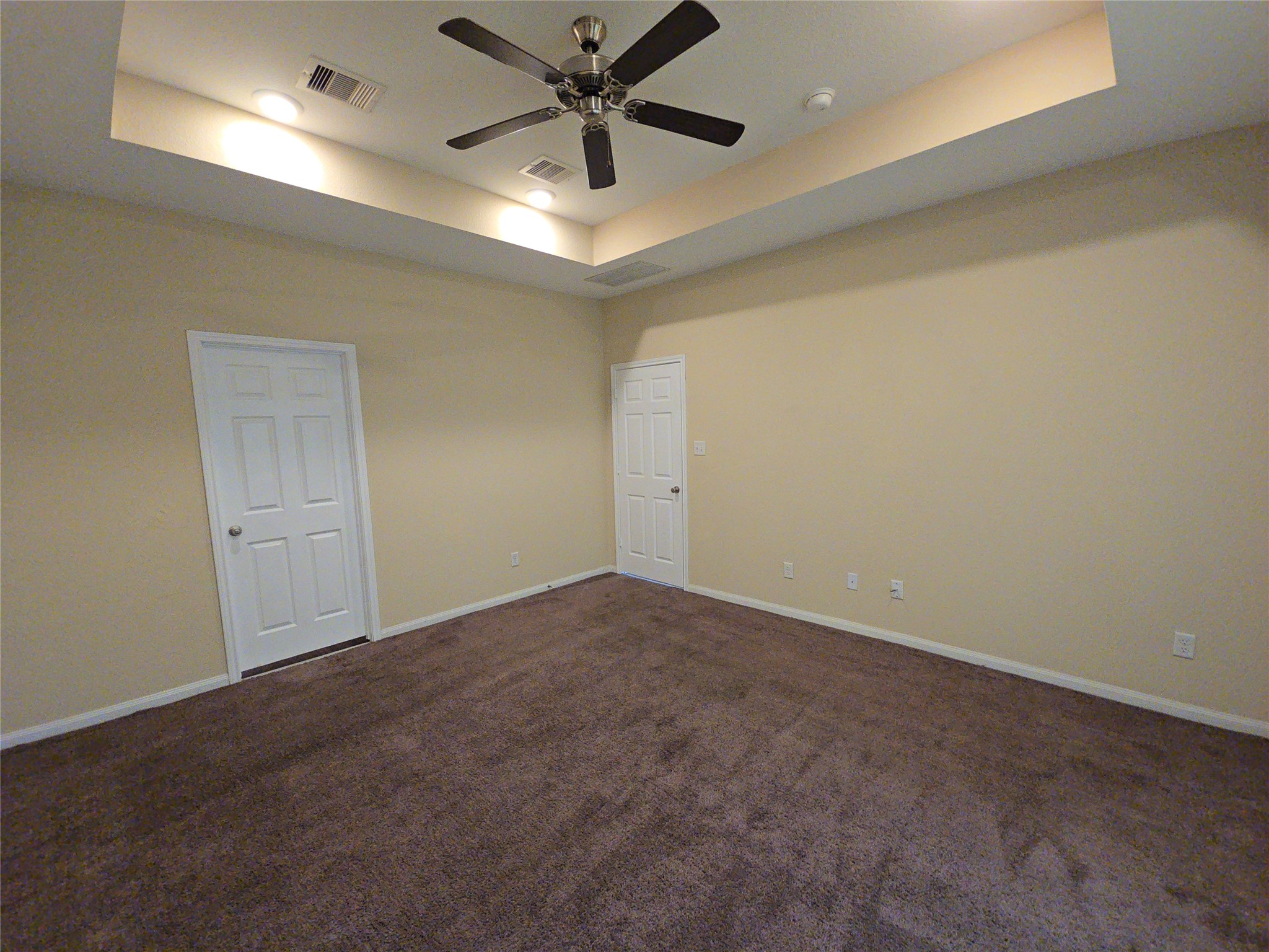 8205 Claiborne Street Houston, TX 77078 - Photo 7 of 26 en empty room with ceiling fan and window