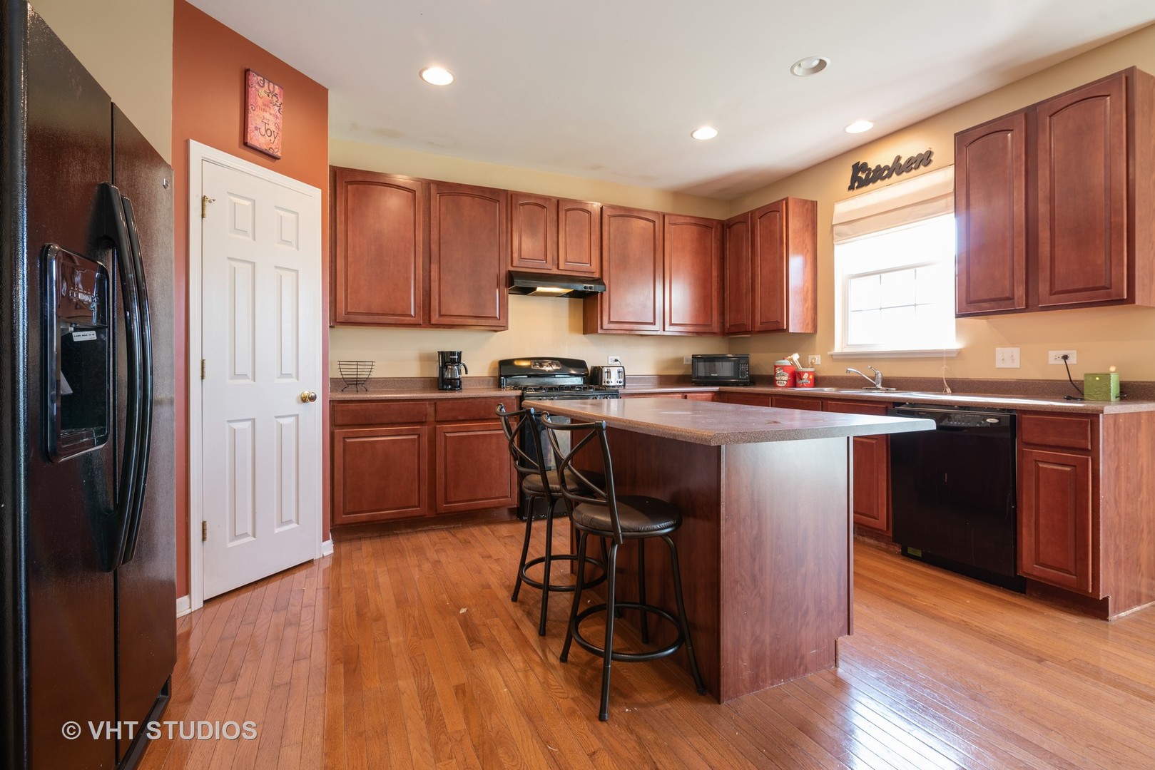 321 Monument Road Elgin, IL 60124 - Photo 4 of 14 Gallery Image 4