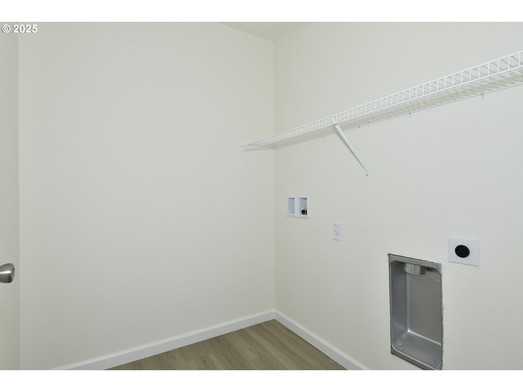 3933 Southwest Duniway Lane Gresham, OR 97080 - Photo 15 of 24 a view of an empty room