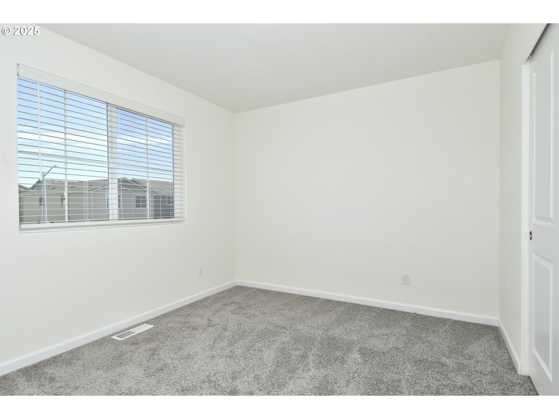 3933 Southwest Duniway Lane Gresham, OR 97080 - Photo 16 of 24 an empty room with a window