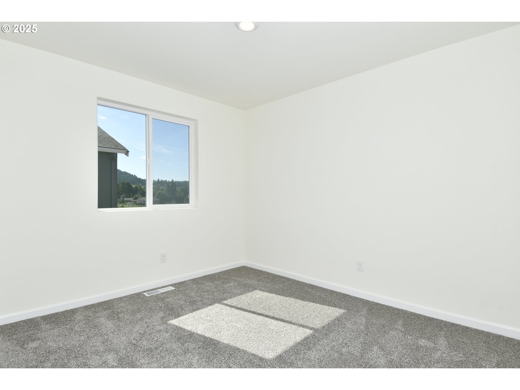 3933 Southwest Duniway Lane Gresham, OR 97080 - Photo 17 of 24 an empty room with a window