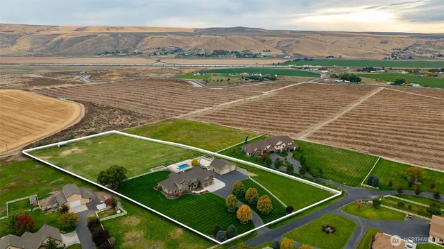 a view of a tennis court