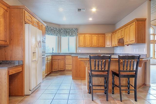 6643 Donaldson Road Grants Pass, OR 97526 - Photo 9 of 35 Kitchen and bar