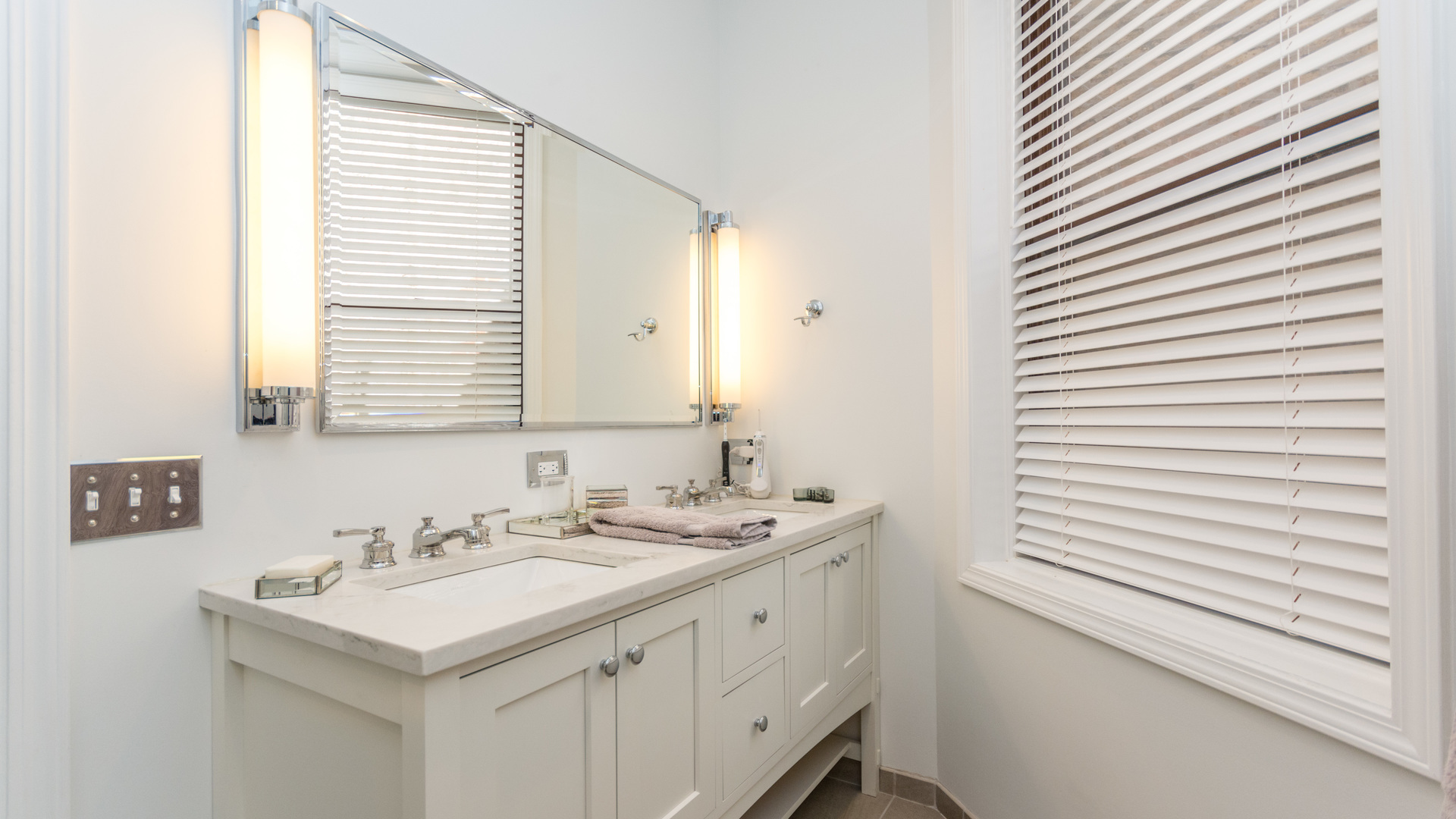 3810 North Fremont Street, Unit 2B Chicago, IL 60613 - Photo 15 of 22 a bathroom with a sink and a mirror