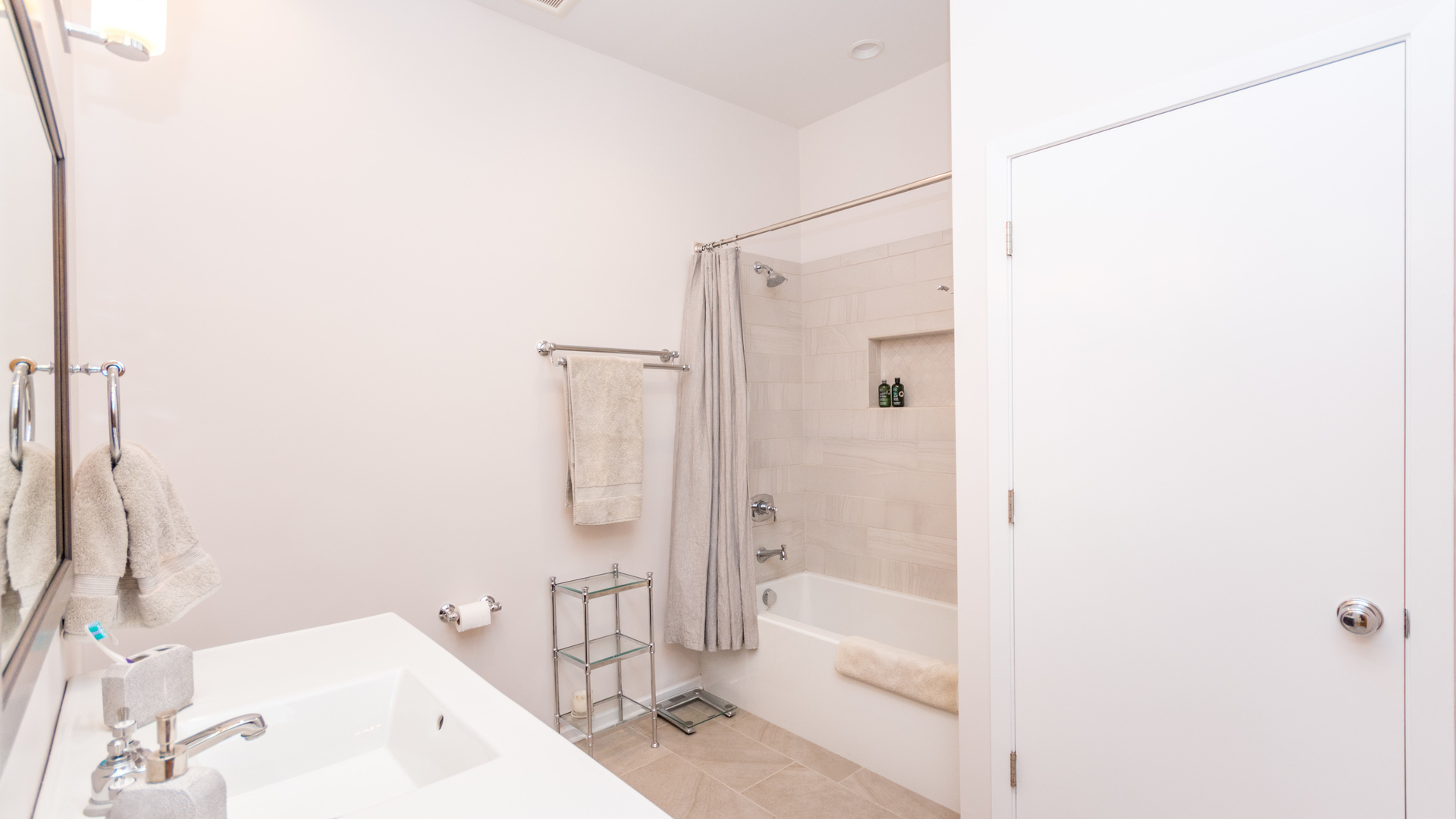 3810 North Fremont Street, Unit 2B Chicago, IL 60613 - Photo 18 of 22 a bathroom with a tub and shower