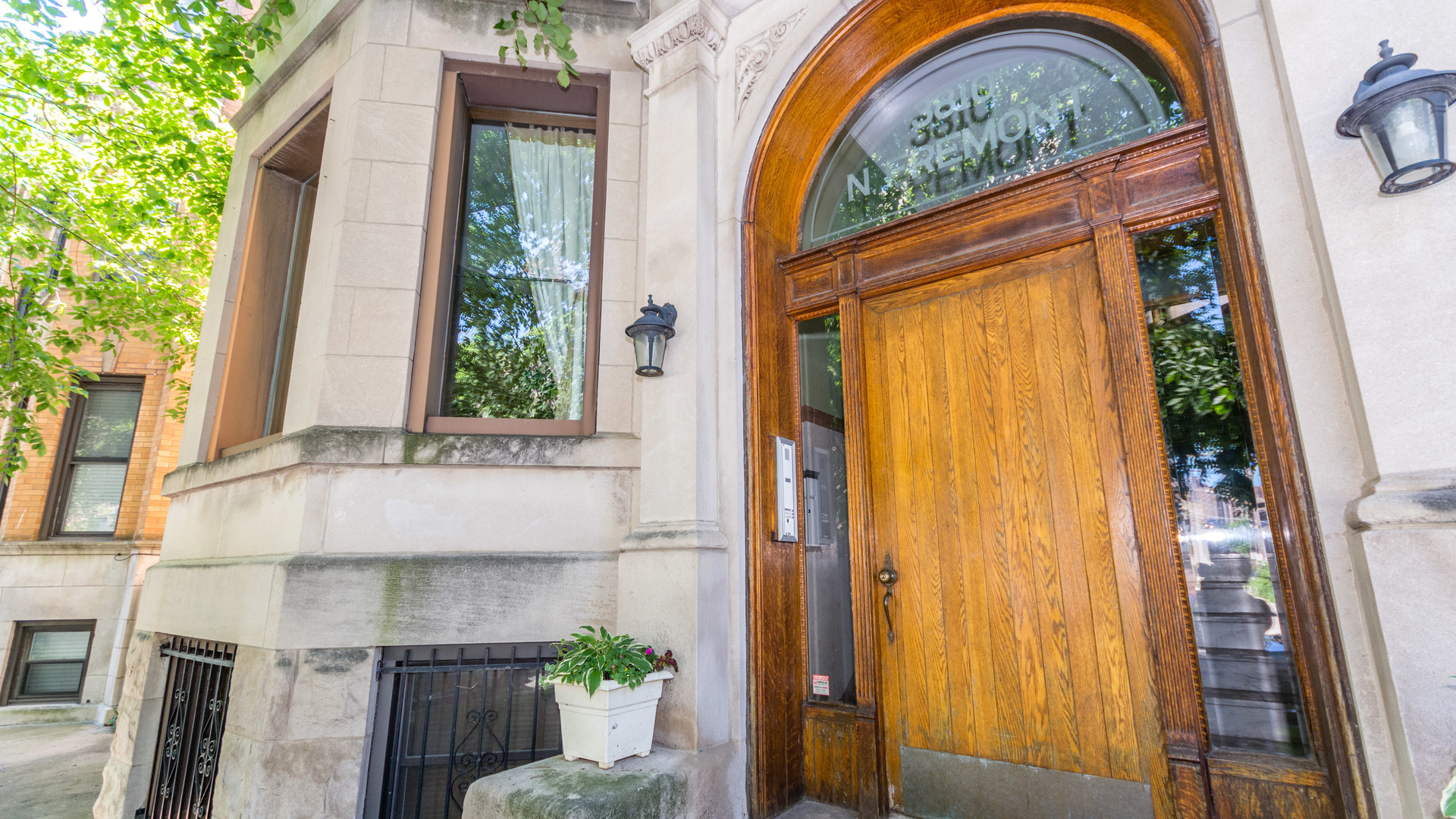 3810 North Fremont Street, Unit 2B Chicago, IL 60613 - Photo 2 of 22 a front view of a house with garden