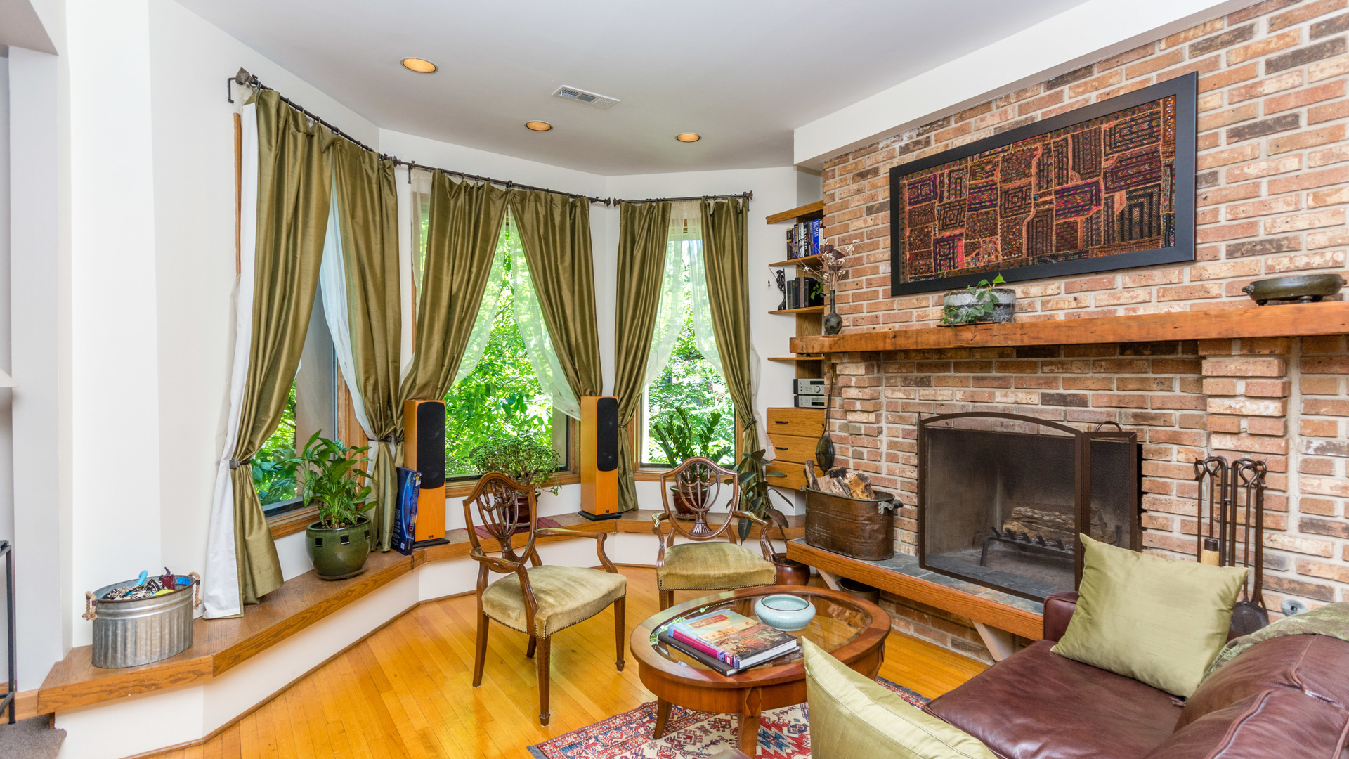 3810 North Fremont Street, Unit 2B Chicago, IL 60613 - Photo 3 of 22 a living room with furniture and a fireplace