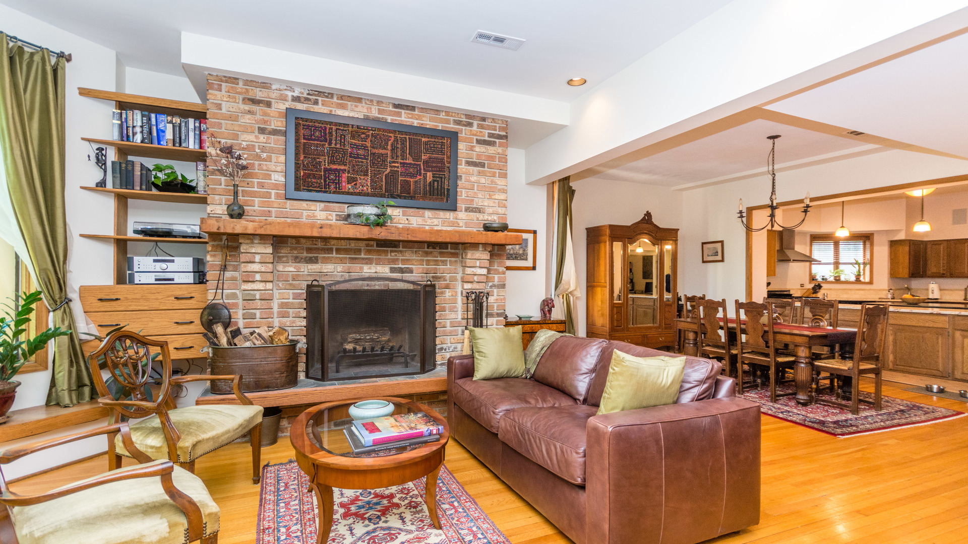 3810 North Fremont Street, Unit 2B Chicago, IL 60613 - Photo 4 of 22 a living room with furniture flower pot and a fireplace