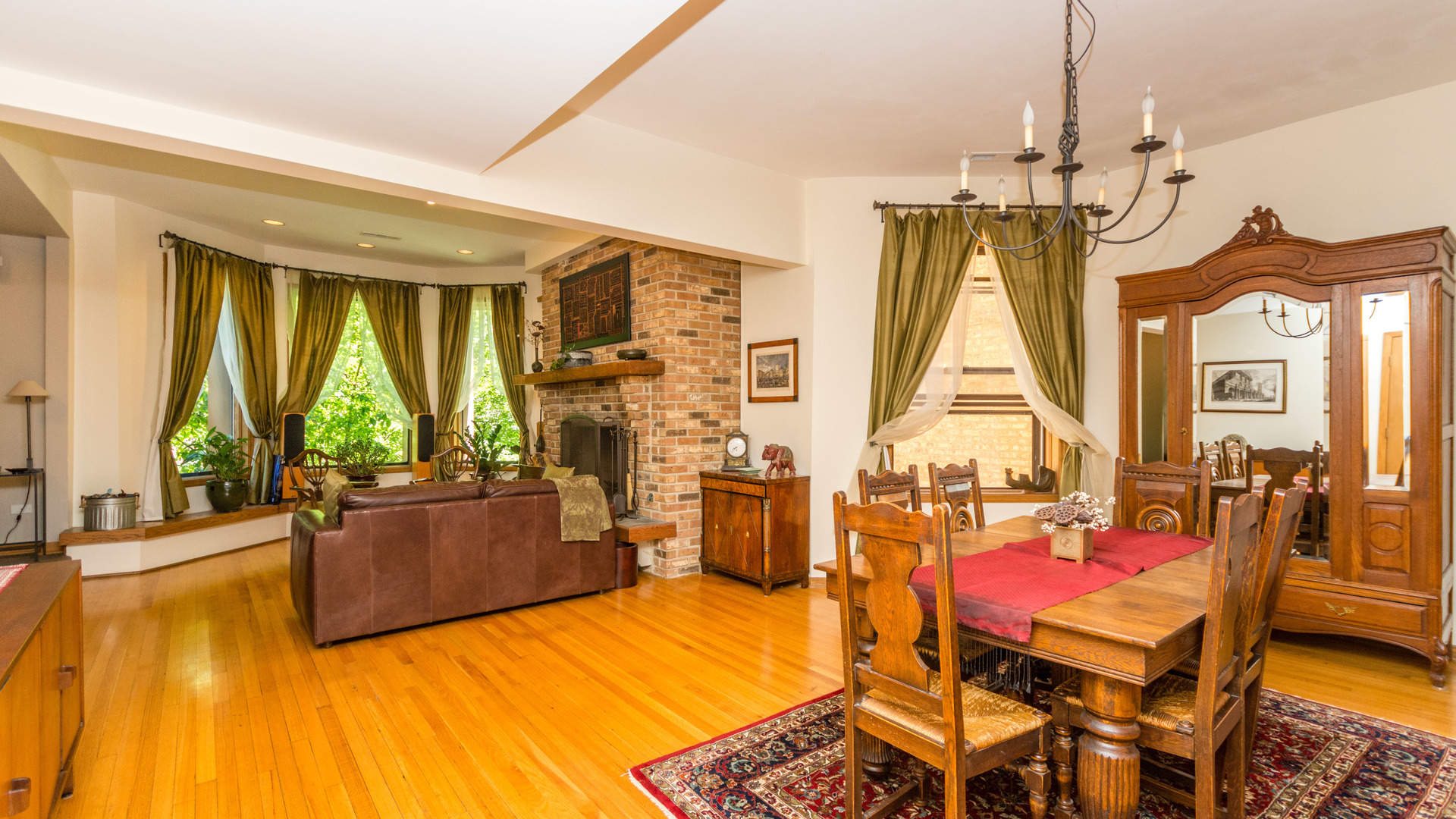 3810 North Fremont Street, Unit 2B Chicago, IL 60613 - Photo 6 of 22 a view of a dining room with furniture a chandelier and wooden floor