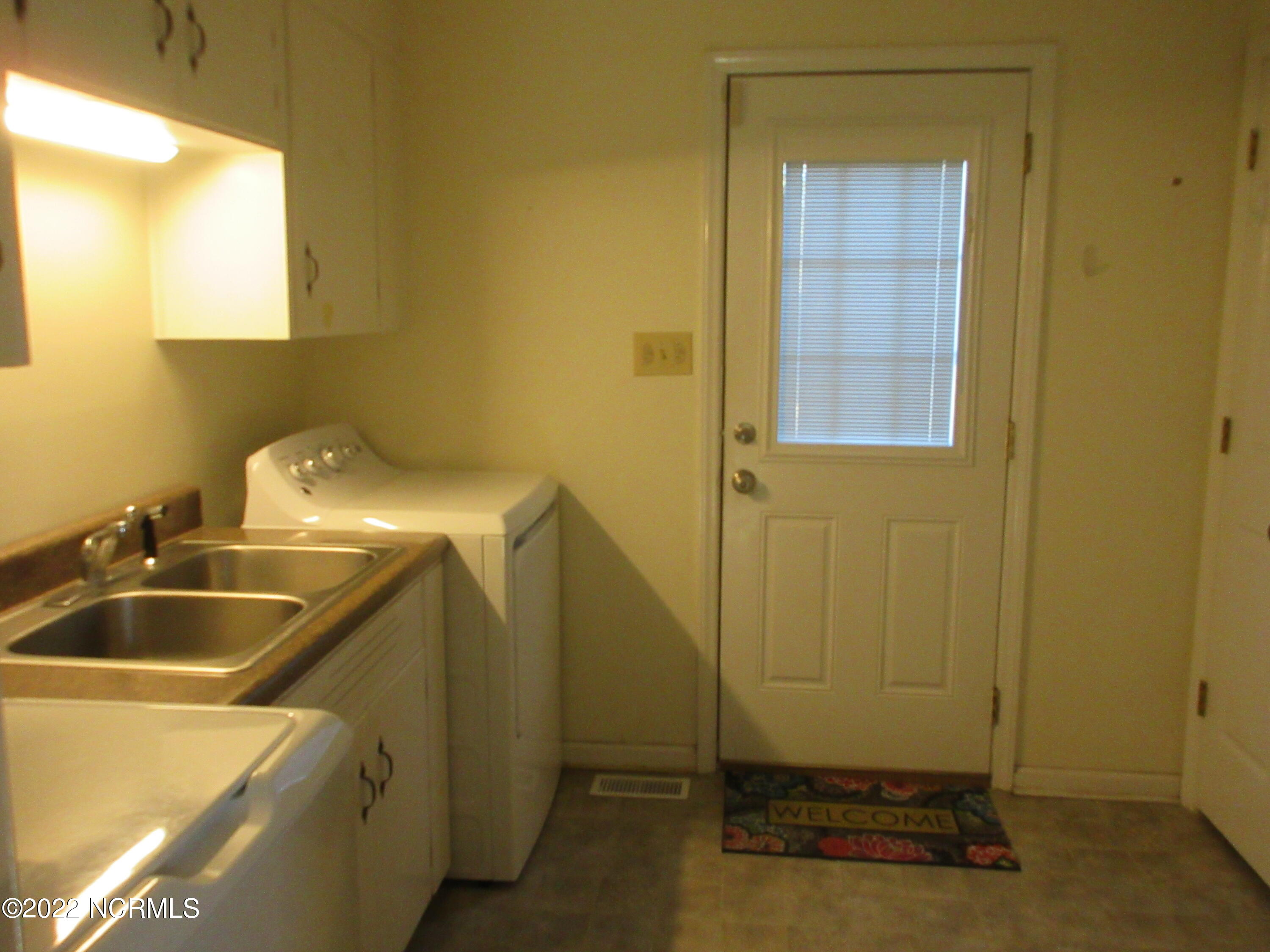459 Howard Street Maxton, NC 28364 - Photo 4 of 23 laundry room 8.4 X 9