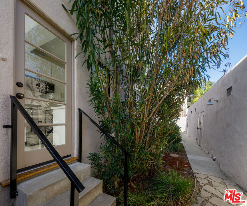 152 South Roxbury Drive, Unit 6 Beverly Hills, CA 90212 - Photo 26 of 51 a house view with a backyard space