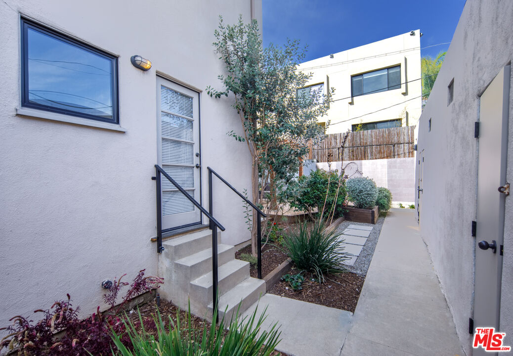 152 South Roxbury Drive, Unit 6 Beverly Hills, CA 90212 - Photo 27 of 51