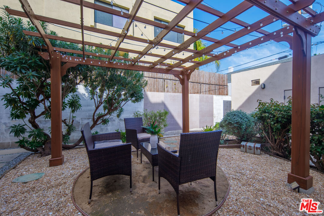152 South Roxbury Drive, Unit 6 Beverly Hills, CA 90212 - Photo 28 of 51 a view of a patio with table and chairs and potted plants