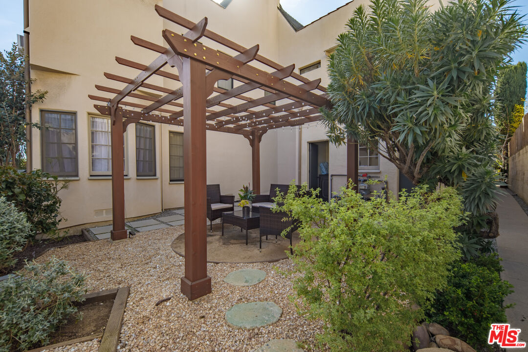 152 South Roxbury Drive, Unit 6 Beverly Hills, CA 90212 - Photo 30 of 51 a view of a patio with table and chairs potted plants