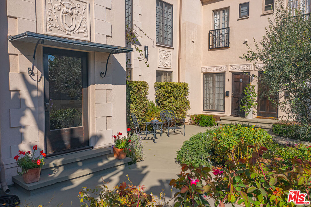 152 South Roxbury Drive, Unit 6 Beverly Hills, CA 90212 - Photo 31 of 51 a front view of a house with an outdoor space