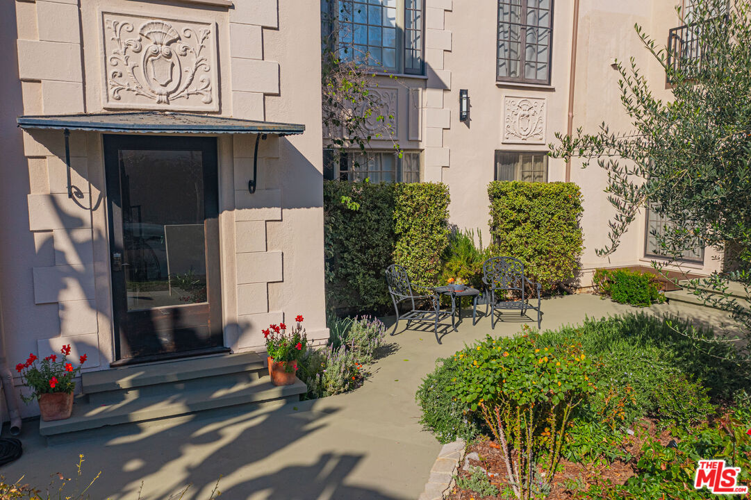 152 South Roxbury Drive, Unit 6 Beverly Hills, CA 90212 - Photo 32 of 51 a view of lot of flowers and buildings