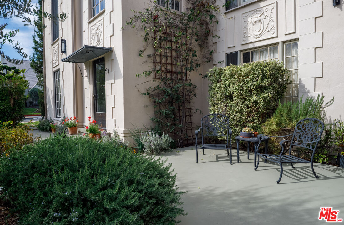 152 South Roxbury Drive, Unit 6 Beverly Hills, CA 90212 - Photo 33 of 51 a view of a patio with table and chairs and potted plants
