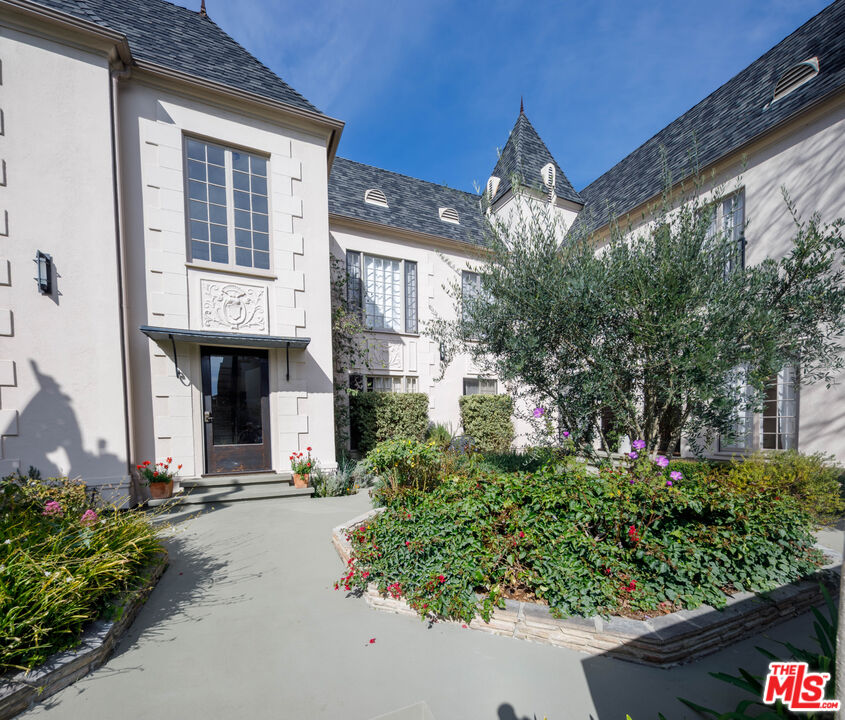 152 South Roxbury Drive, Unit 6 Beverly Hills, CA 90212 - Photo 34 of 51 a front view of a house with a yard