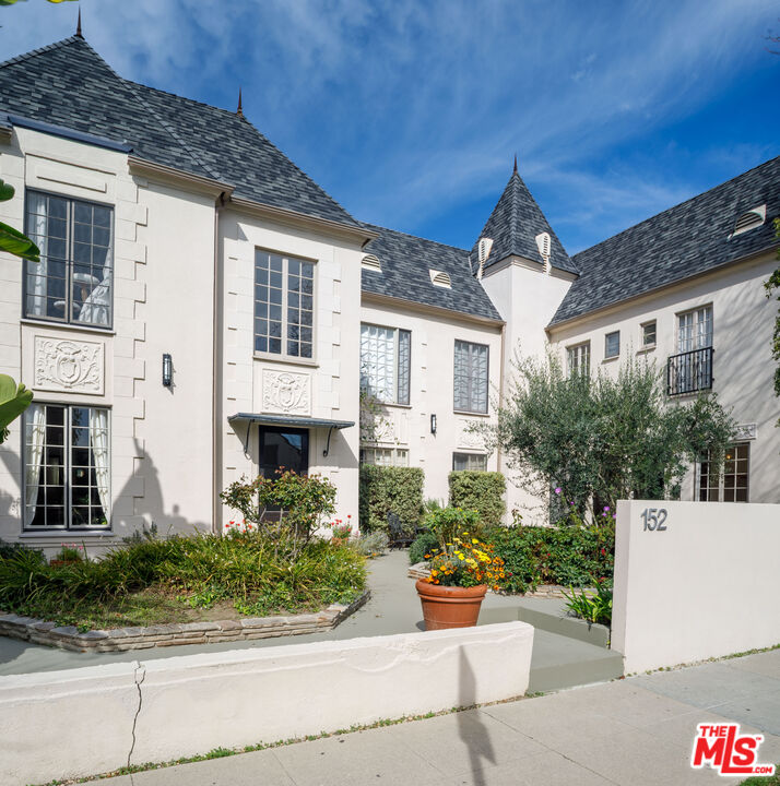 152 South Roxbury Drive, Unit 6 Beverly Hills, CA 90212 - Photo 35 of 51 a front view of a house with potted plants