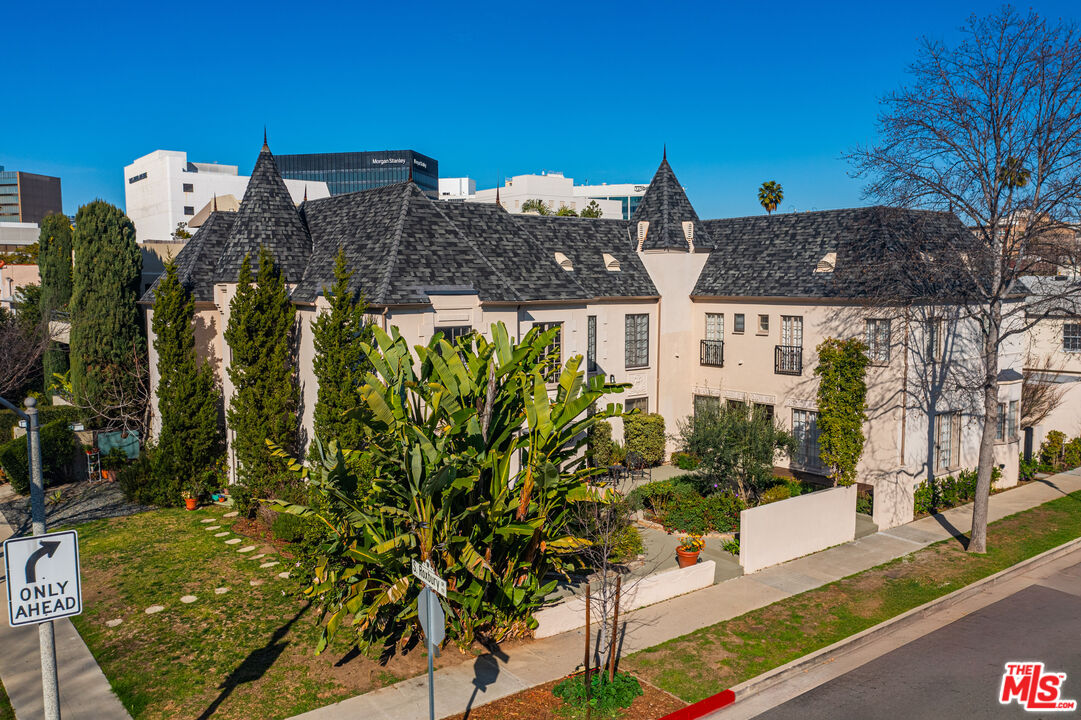 152 South Roxbury Drive, Unit 6 Beverly Hills, CA 90212 - Photo 39 of 51 a view of a house with a garden
