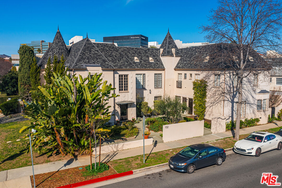 152 South Roxbury Drive, Unit 6 Beverly Hills, CA 90212 - Photo 40 of 51 a front view of a house with a garden