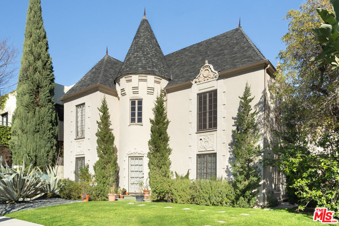 152 South Roxbury Drive, Unit 6 Beverly Hills, CA 90212 - Photo 41 of 51 a front view of a house with a yard