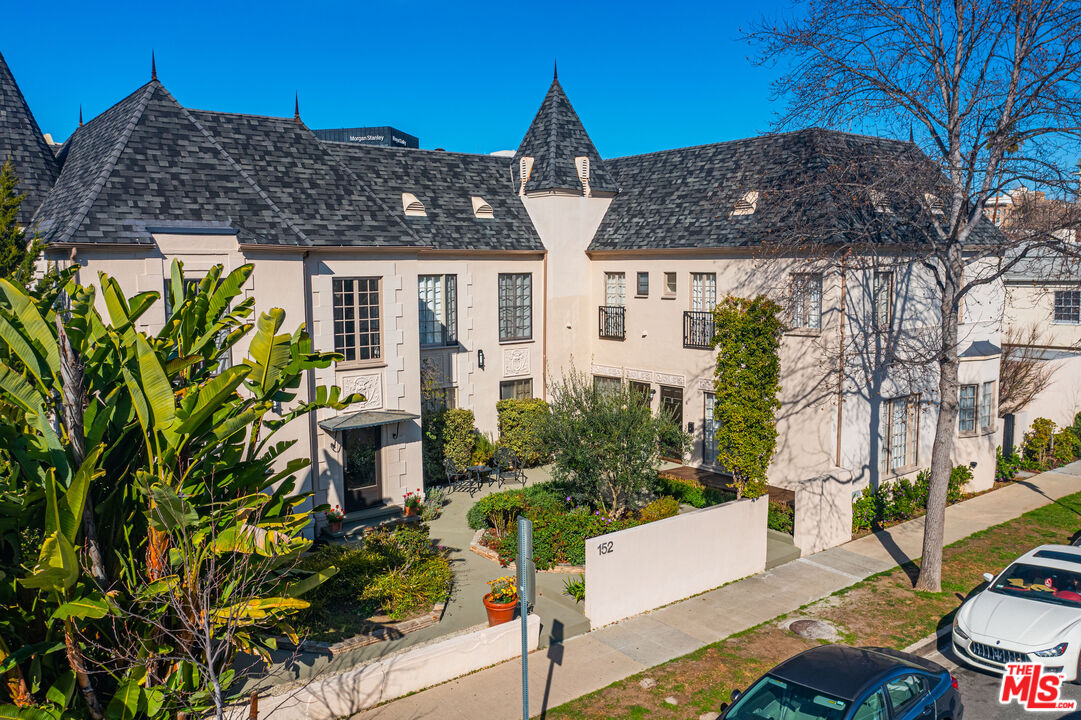 152 South Roxbury Drive, Unit 6 Beverly Hills, CA 90212 - Photo 42 of 51 a front view of a house with a yard