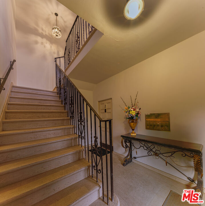 152 South Roxbury Drive, Unit 6 Beverly Hills, CA 90212 - Photo 44 of 51 a view of entryway and hall