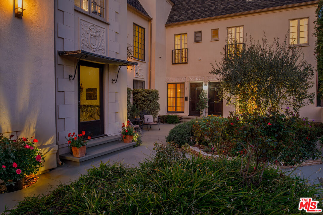 152 South Roxbury Drive, Unit 6 Beverly Hills, CA 90212 - Photo 46 of 51 a building with potted plants in front of it