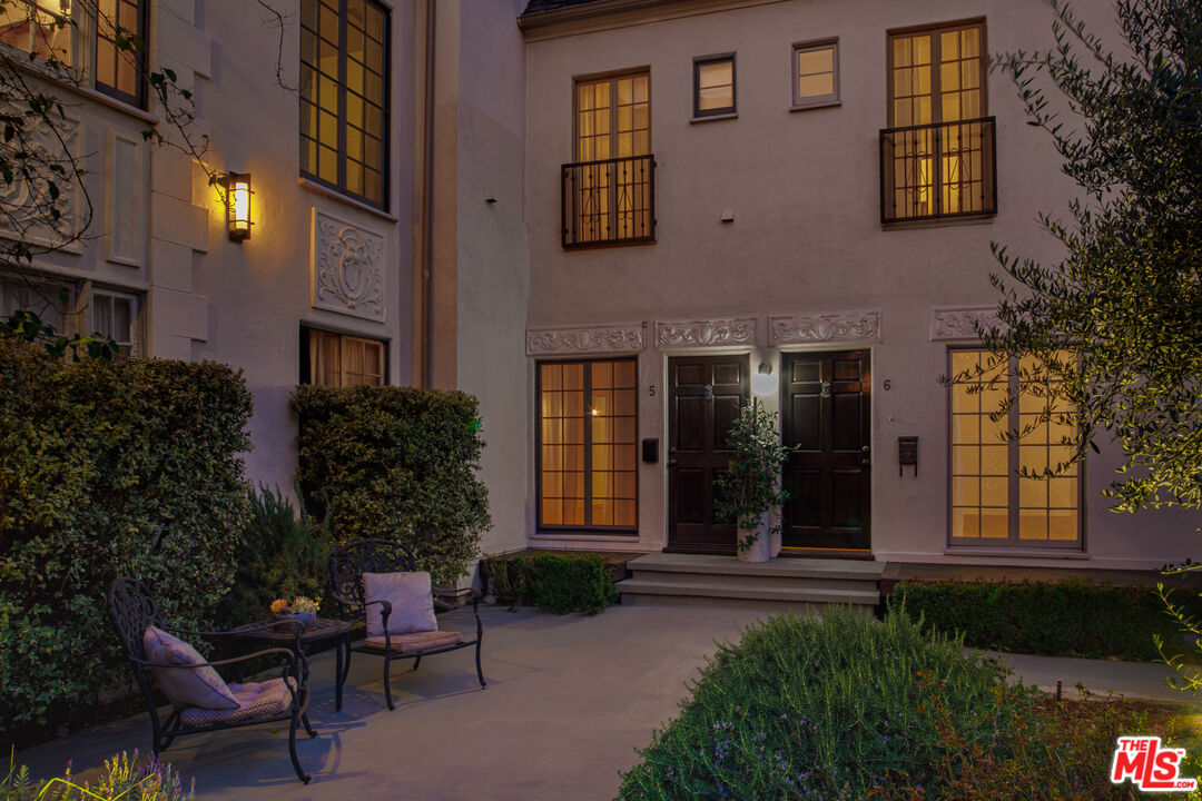 152 South Roxbury Drive, Unit 6 Beverly Hills, CA 90212 - Photo 47 of 51 a view of a brick house with chairs and flower plants