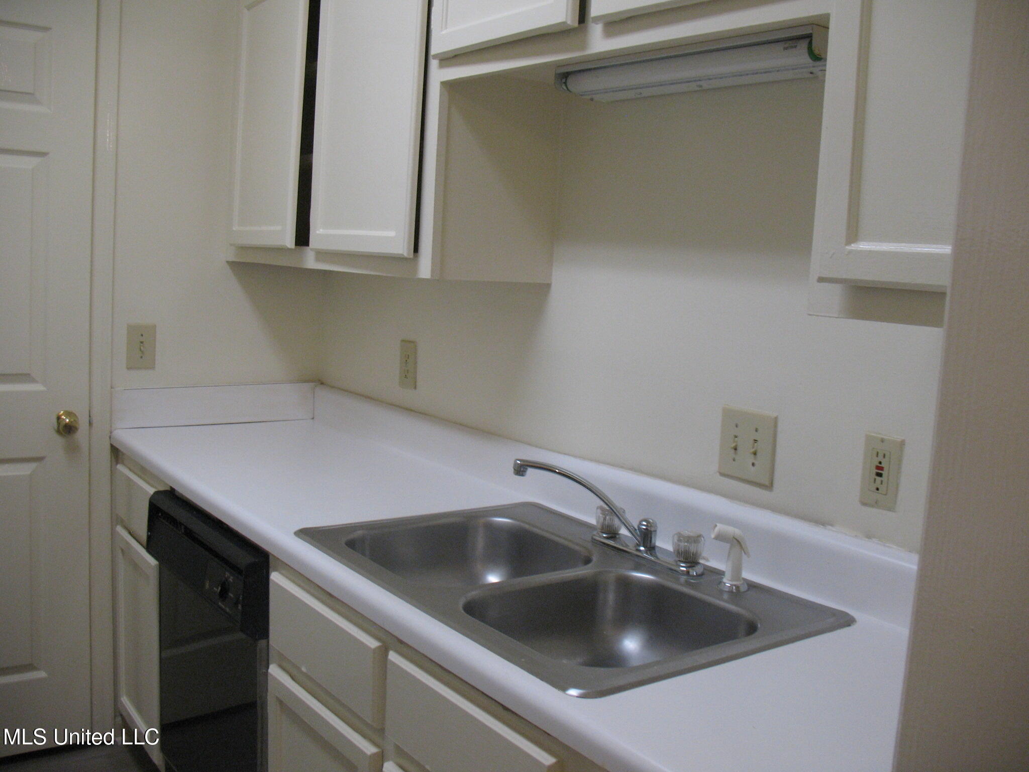 907 Morningside Street, Unit B1 Jackson, MS 39202 - Photo 14 of 20 3B85E95F-6E06-478B-9022-ED4D5639B82D