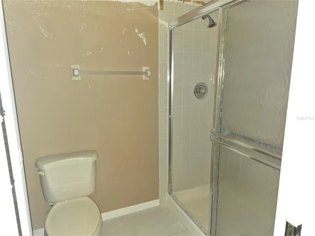 a bathroom with a toilet and a shower