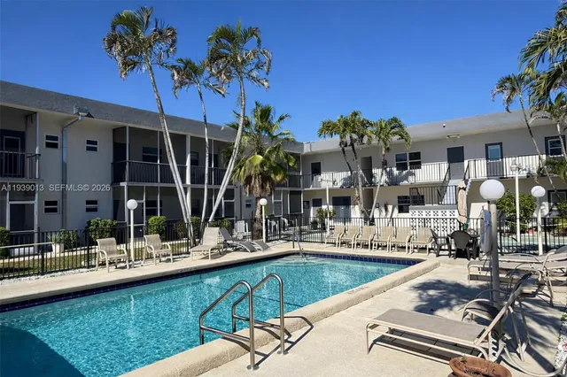 $1,800 | 415 Northeast 2nd Street, Unit 121, Hallandale Beach, FL 33009