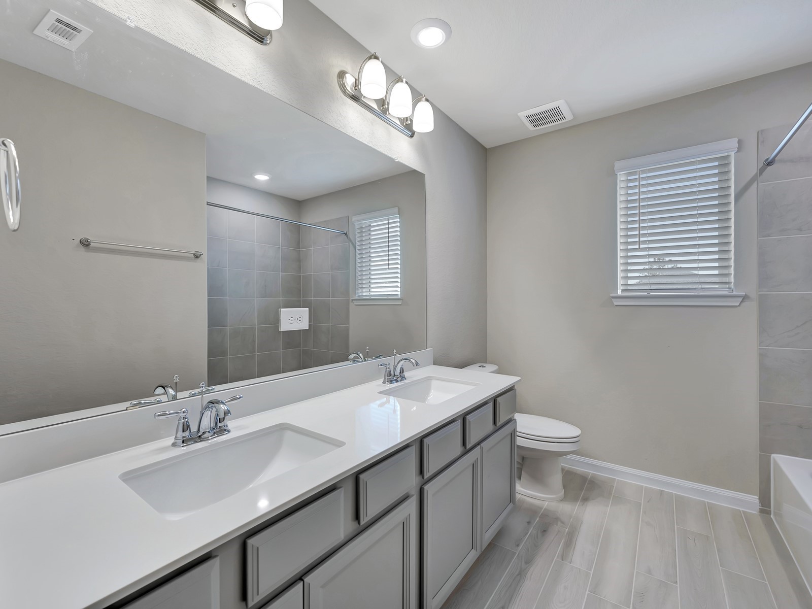 5725 Adamite Way Houston, TX 77048 - Photo 25 of 29 Photo is not of the actual home, but is an inspirational photo of builder’s model home and may depict options, furnishings, and/or decorator features that are not included